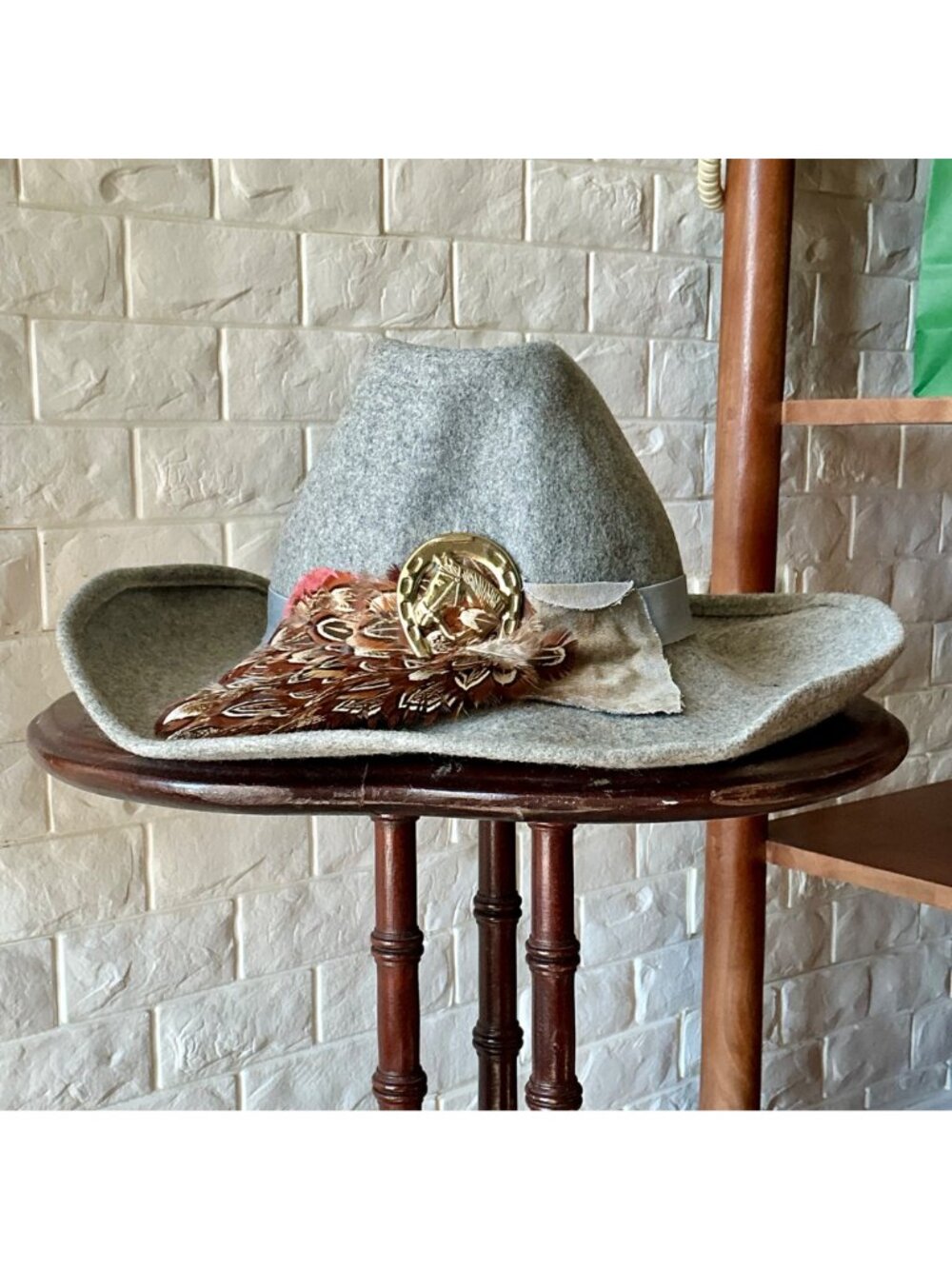 Vintage Peachfelt Grey Felt Hat Gold-Tone Horse Head Emblem + Pheasant Feather - Picture 2 of 12